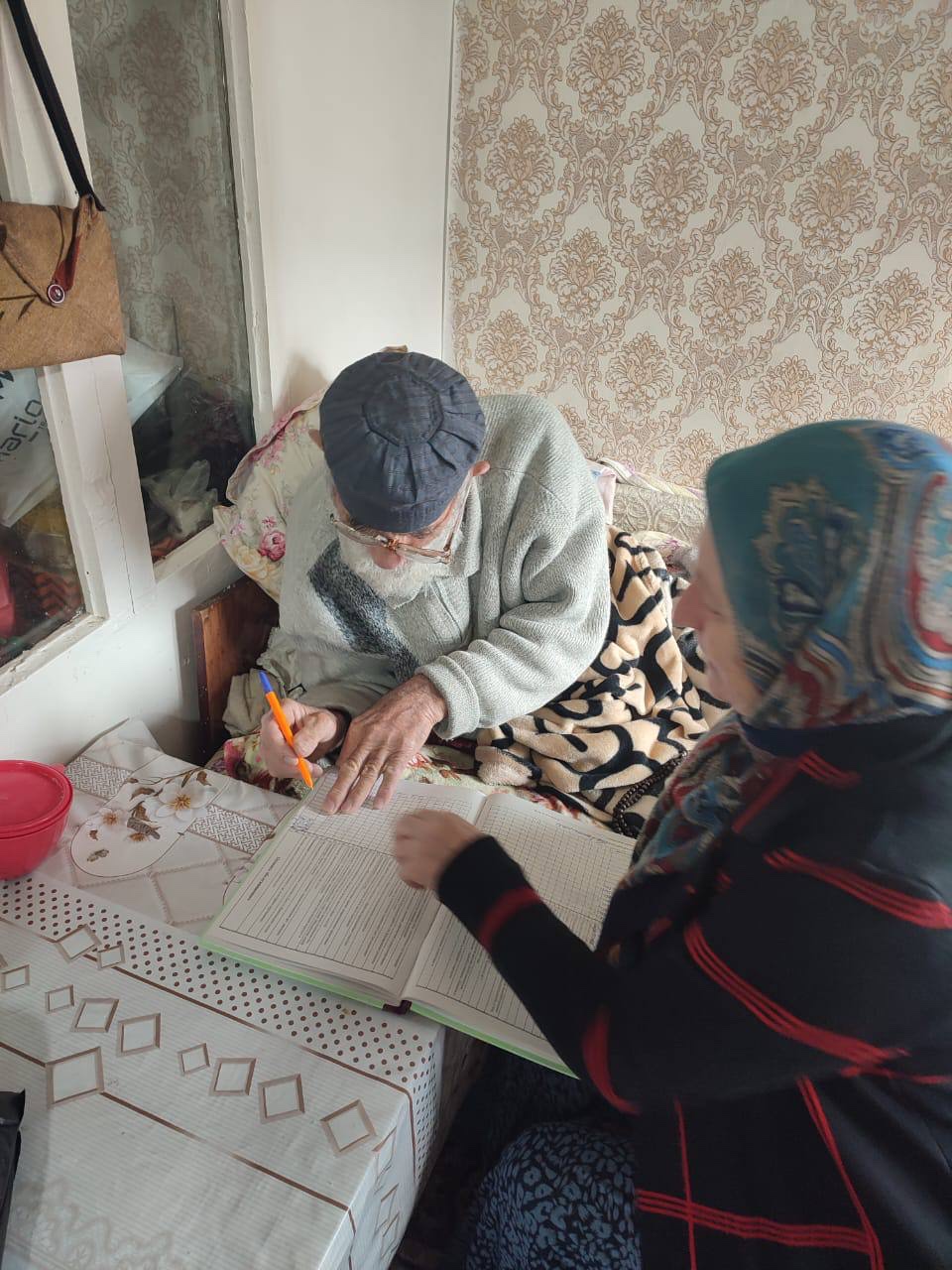 Социальный работник социального обслуживания на дому отделения № 1  Абдулкахирова Хадижат селении Килятли посетила своих подопечных  с целью оказания социальных услуг.